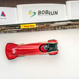 Jonas Frei in voller Fahrt in einer Kurve des Bobruns