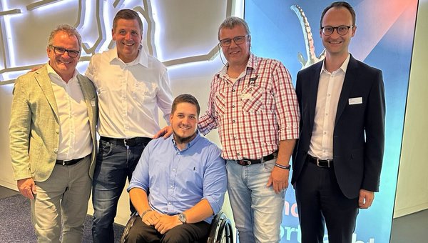 Jonas Frei mit weiteren 4 Herren bei der Preisübergabe