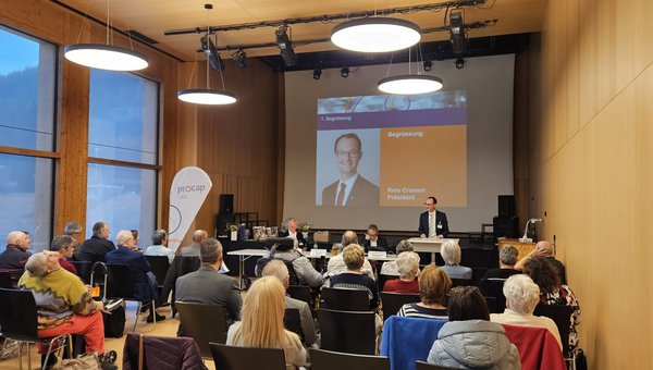 Die Teilnehmer der Mitgliederversammlung folgen den Ausführungen eines Vorstandmitglieds