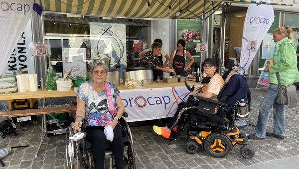 2 Rollsthulfahrerinnen vor dem Procap Risotto-Stand