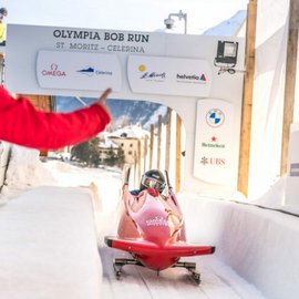 Jonas Frei in seinem roten Bob im Ziel des Olympia Bob Run St. Moritz
